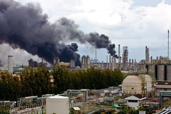 印尼国家石油公司峇里巴洲炼油厂发生火灾