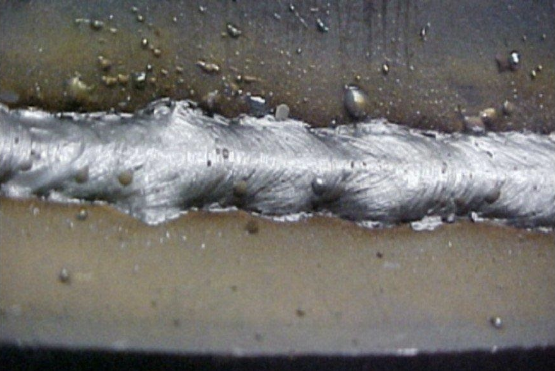 焊缝和母材上的飞溅(来源:焊接缺陷对设备和管道完整性的影响)